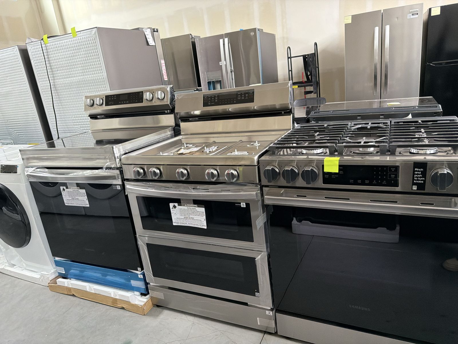 New open box Samsung - 30 in. Wide 5 Burner 6.0 cu. ft. Smart Freestanding Gas Range with Stainless Cooktop & Air Fr