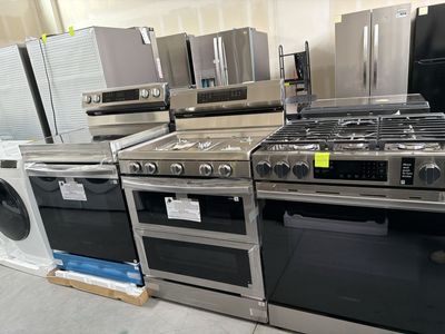New open box Samsung - 30 in. Wide 5 Burner 6.0 cu. ft. Smart Freestanding Gas Range with Stainless Cooktop & Air Fr
