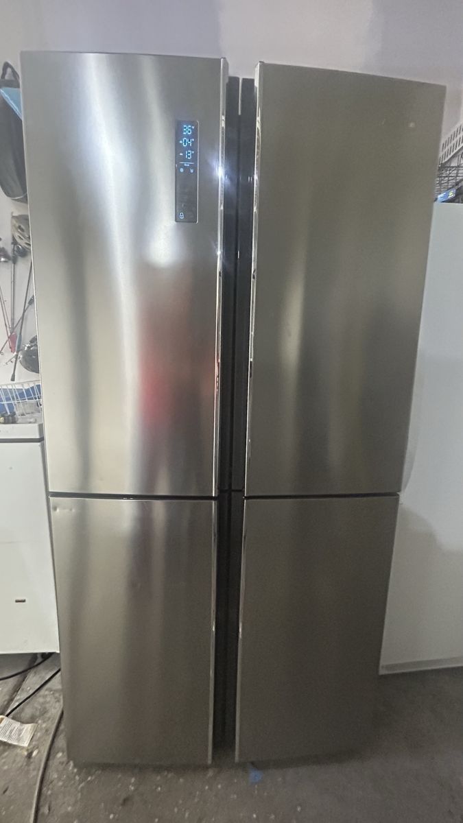 Stainless steel French door refrigerator 