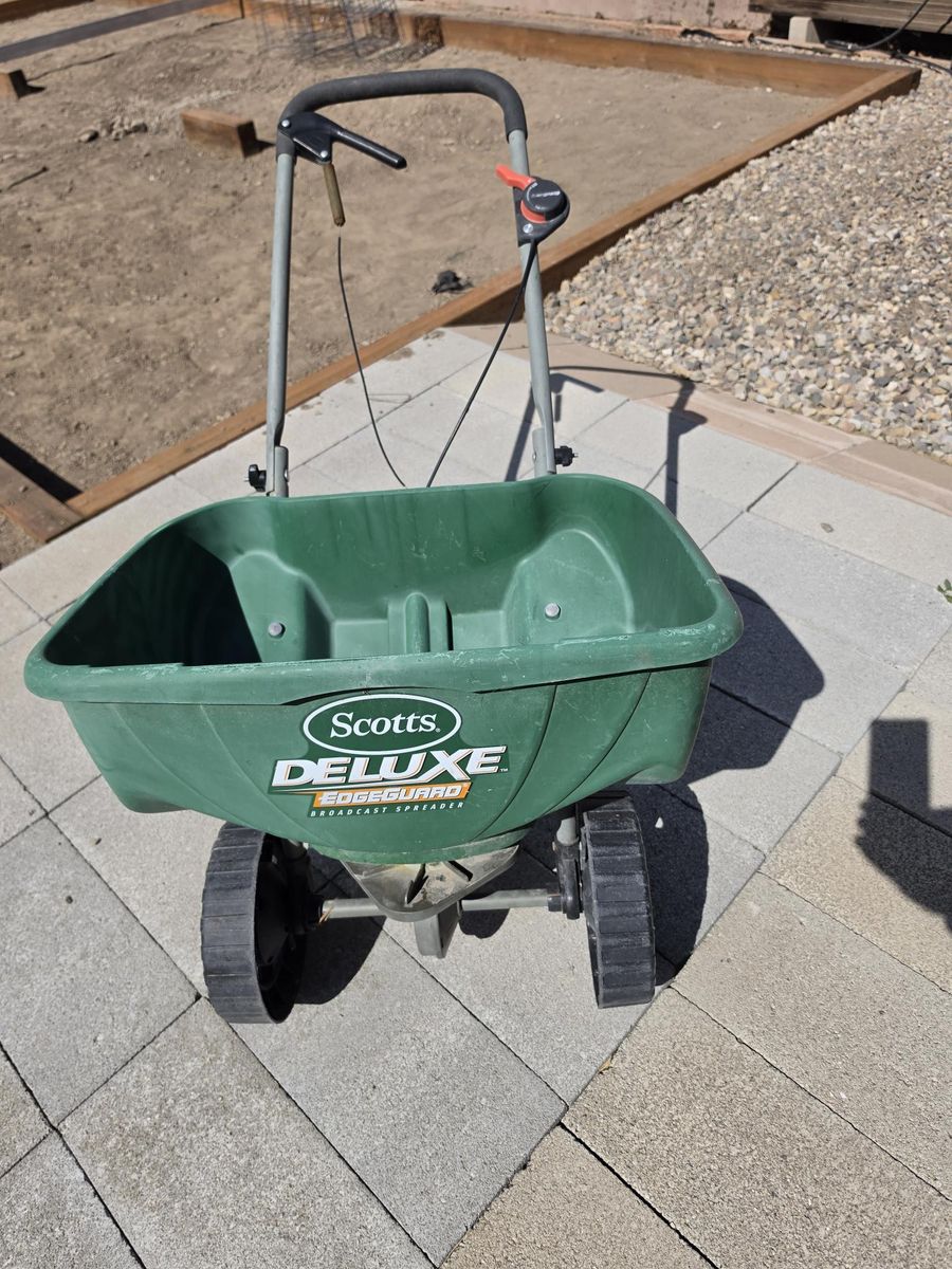 Scott's Deluxe Edgeguard Broadcast Spreader