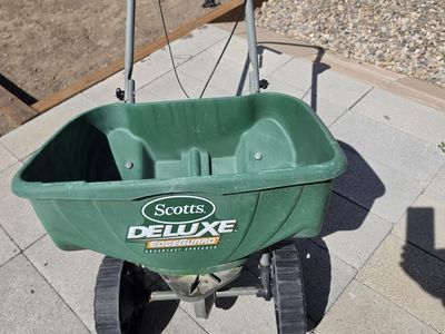Scott's Deluxe Edgeguard Broadcast Spreader