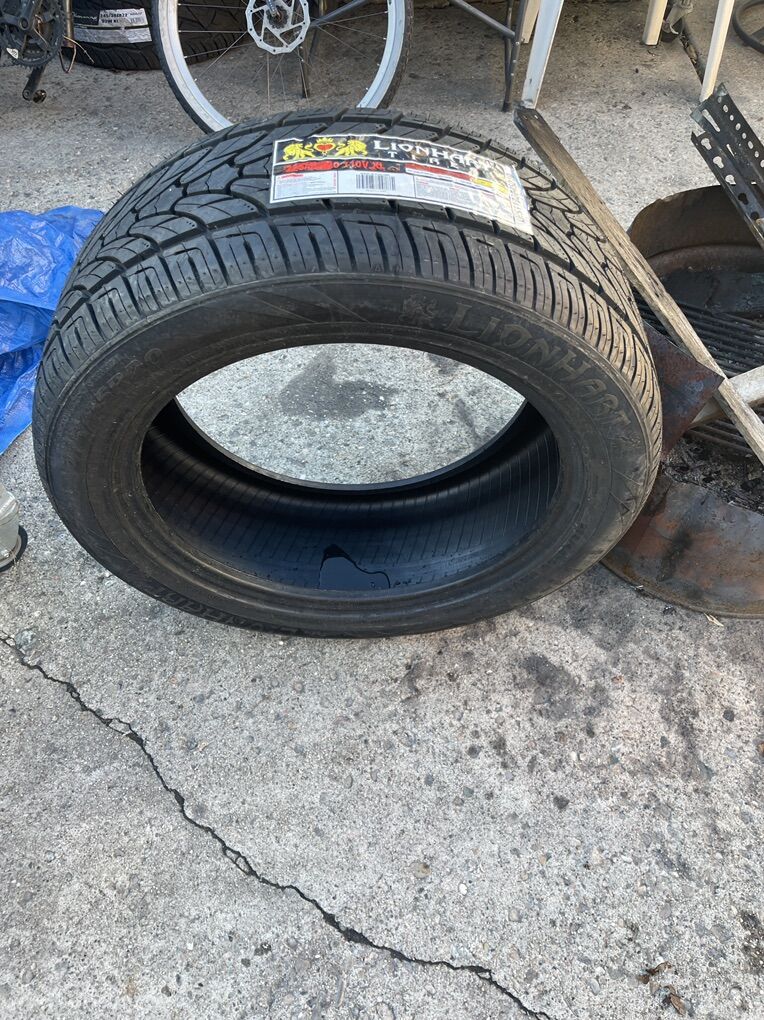 275/45/20 NEW LIONHART TIRE