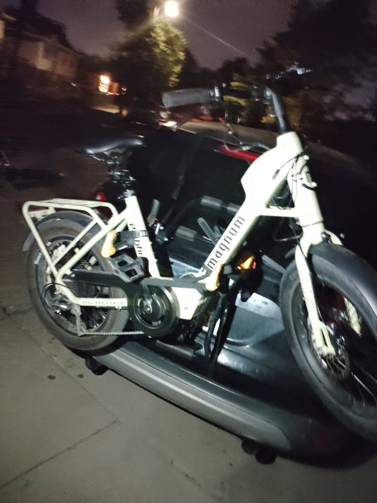 Magnum Pathfinder Electric Bike - Excellent Condition E-Bike with Rear Rack