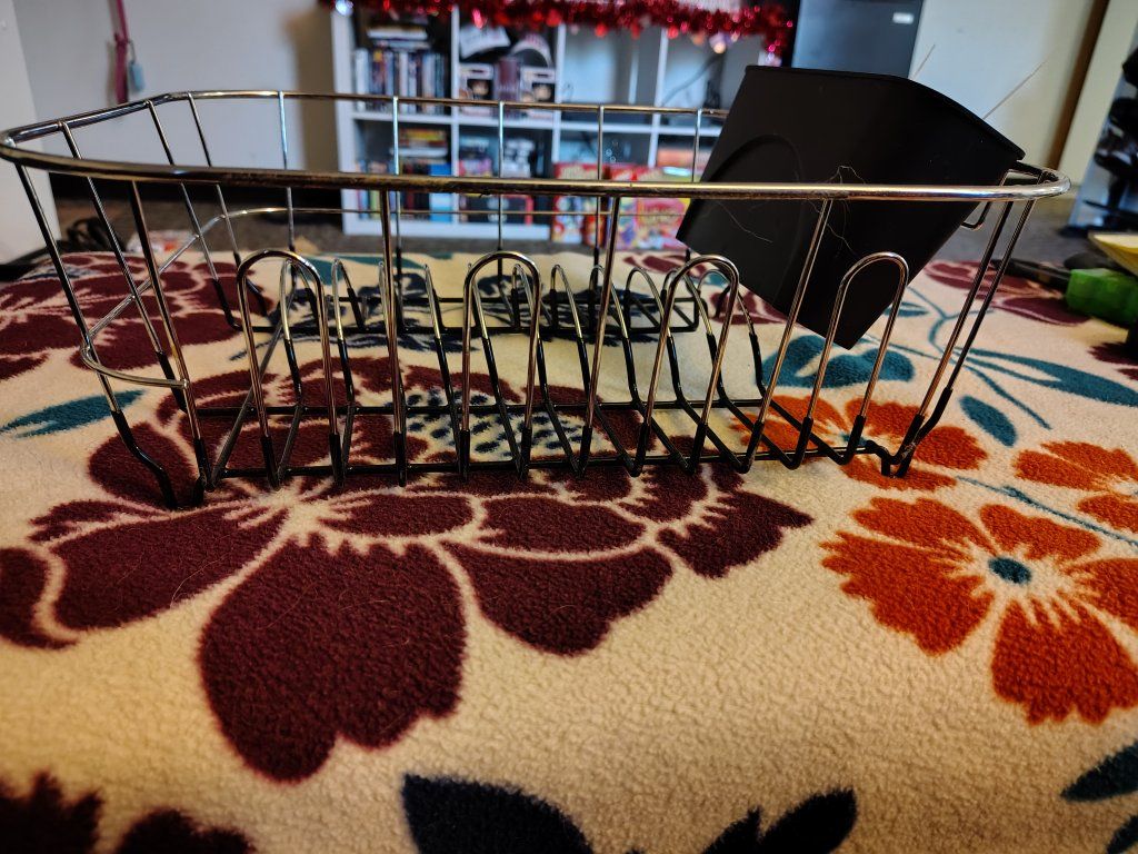 Metal dish rack for drying dishes