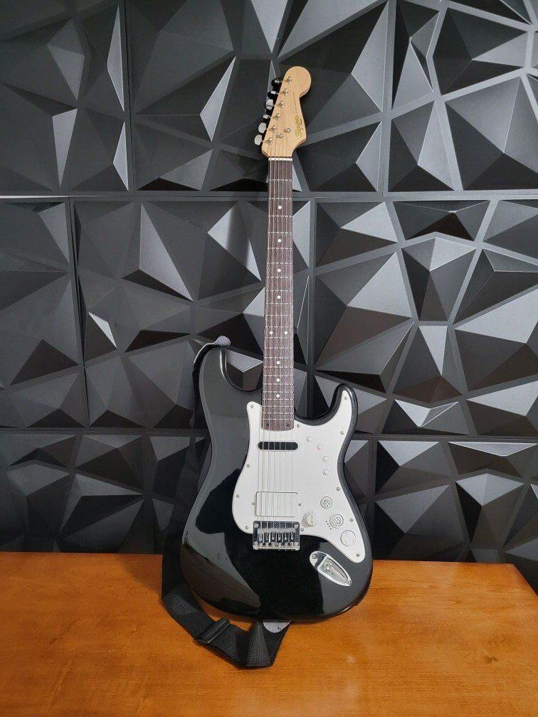 Fender-Pro Sound Squier
Stratocaster Rock Band 3 C