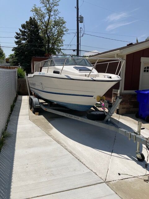 1996 Trophy Bayliner 2002 FF walk around cuddy cabin fishing boat.