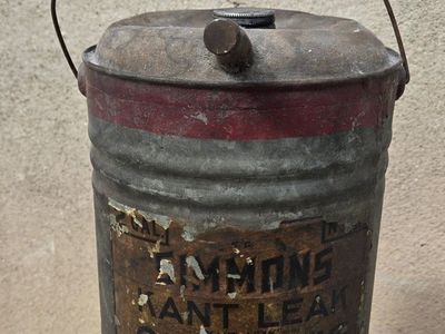 Vintage oil can