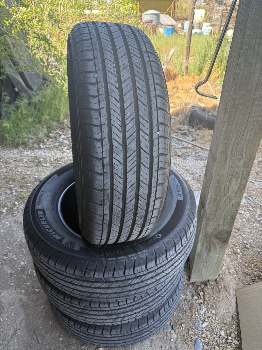 Set of 4 Michelin Primacy All-Season Tires 235/65 R17 - Excellent Tread