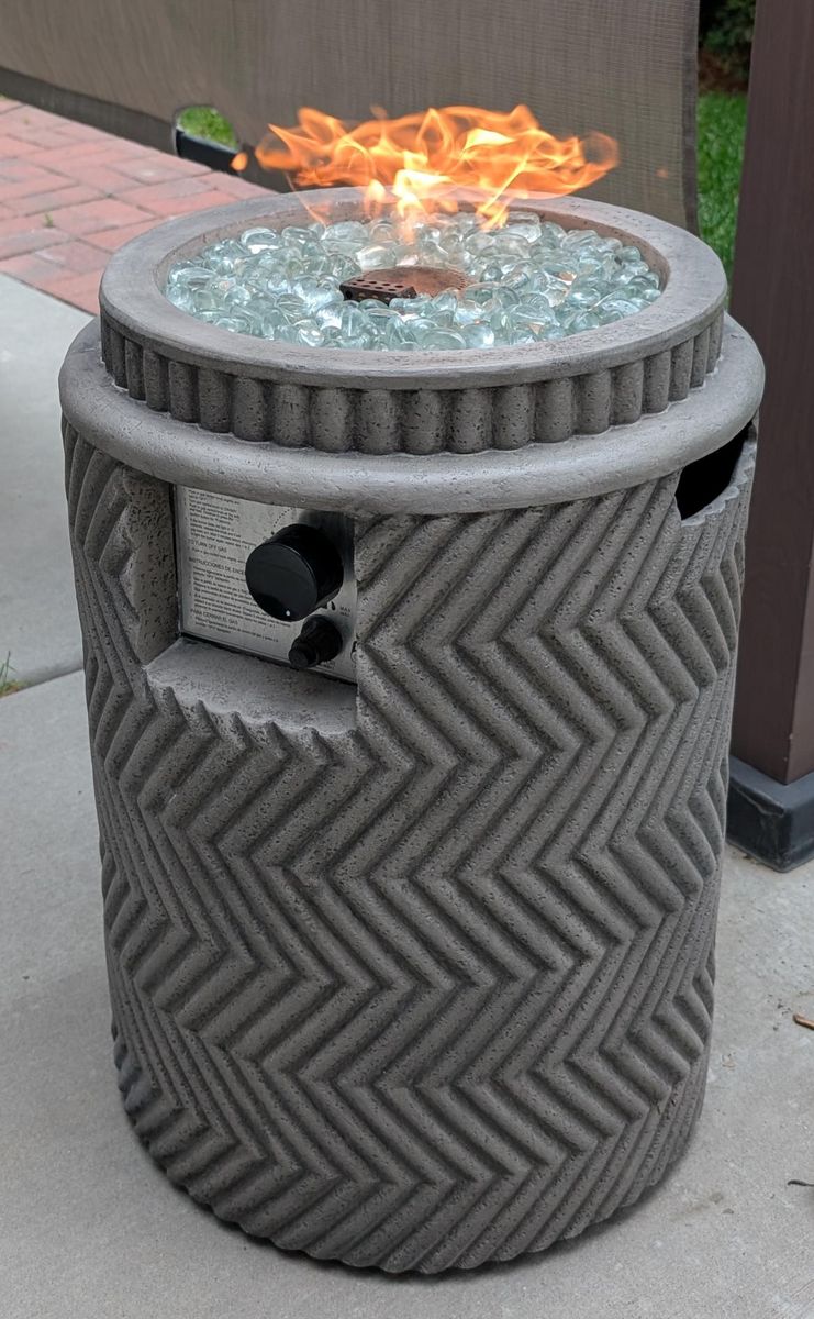 Round Fire Pit w/propane tank