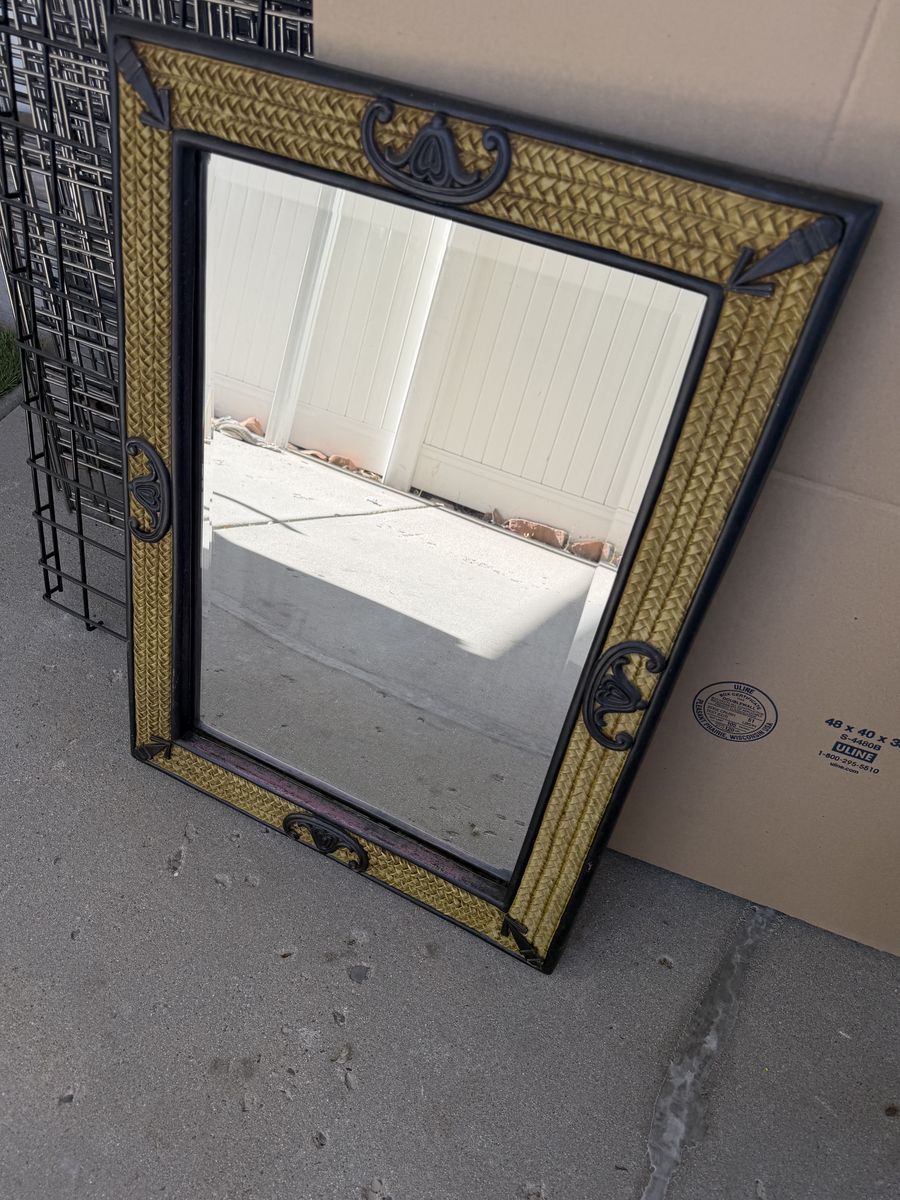 Wall mirror 31“ x 22“ in about 2 inches thick