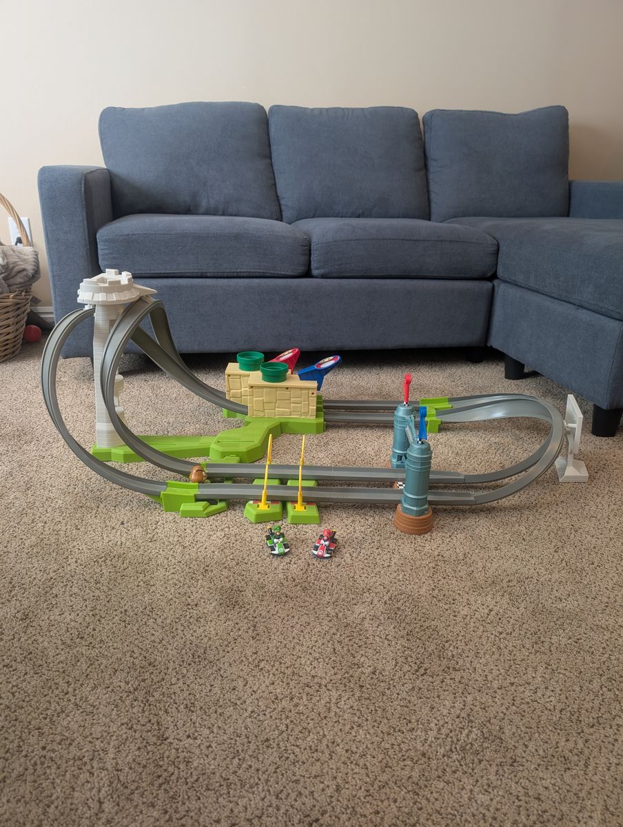 Hot wheels Mario circuit race track