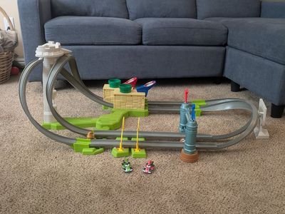 Hot wheels Mario circuit race track