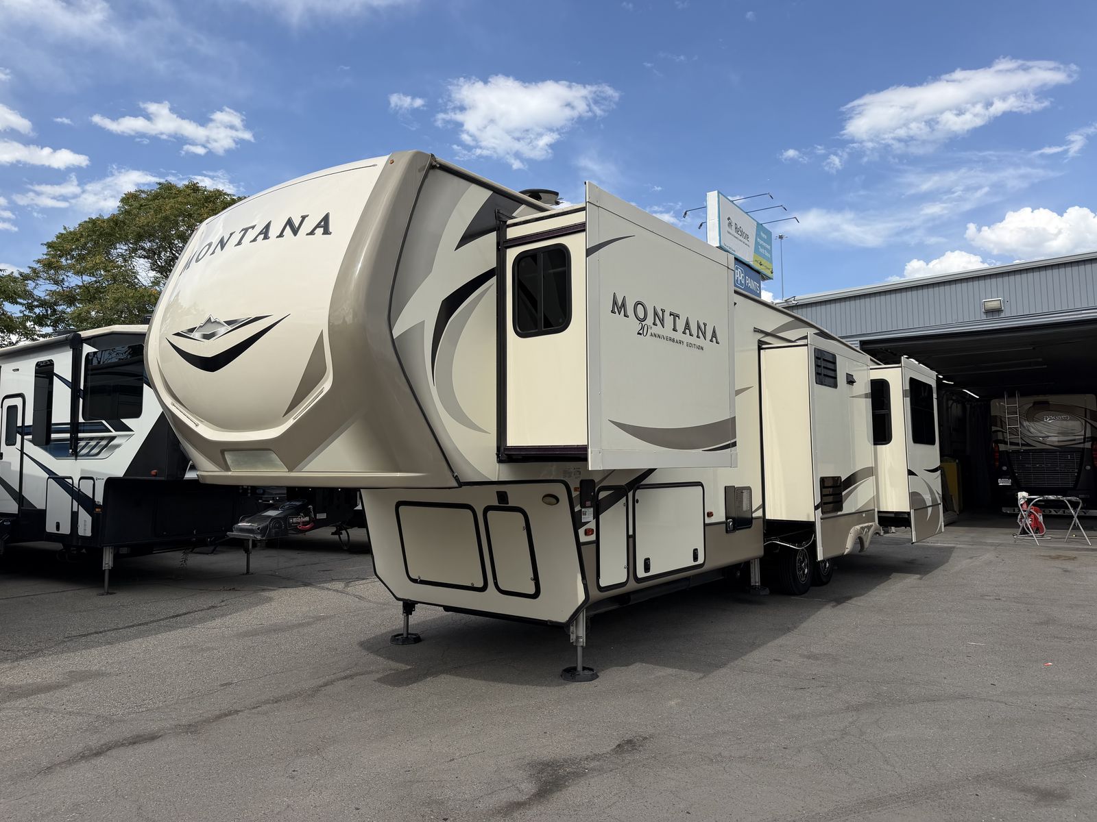 King Bed, 5 Slides, 2019 Keystone Montana 3560 RL 20th Anniversary Edition like Luxury Suites Mobile Suites Bighorn Big horn