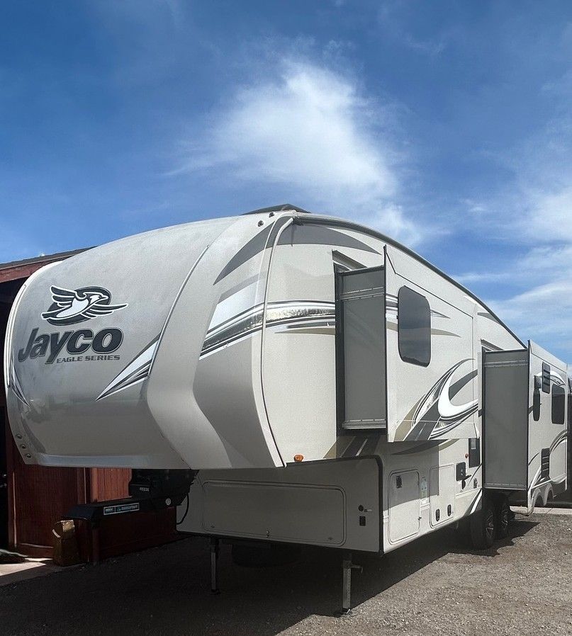 2018 Jayco Eagle 5th Wheel, 30' Sleeps 4, 4 Seasons, 3 Slides, Electric Jacks, 2 A/C's, Flat Screen TVs, Clean Title