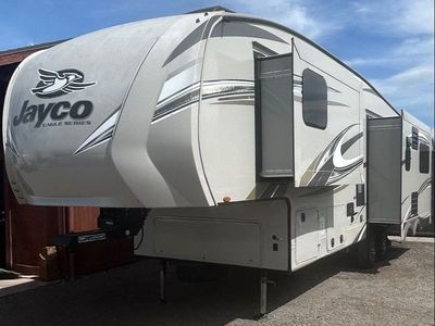 2018 Jayco Eagle 5th Wheel, 30' Sleeps 4, 4 Seasons, 3 Slides, Electric Jacks, 2 A/C's, Flat Screen TVs, Clean Title