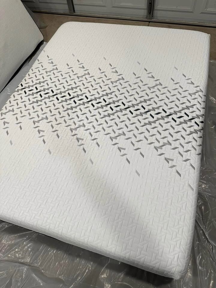Nectar Luxe Memory Foam Queen Mattress - Like New!