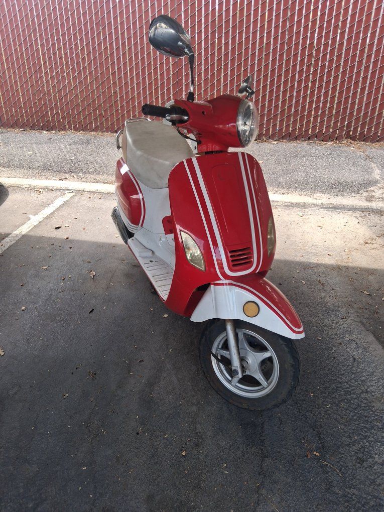2014 Red and White Vintage Style Gas Motor Scooter - 4,174 Miles