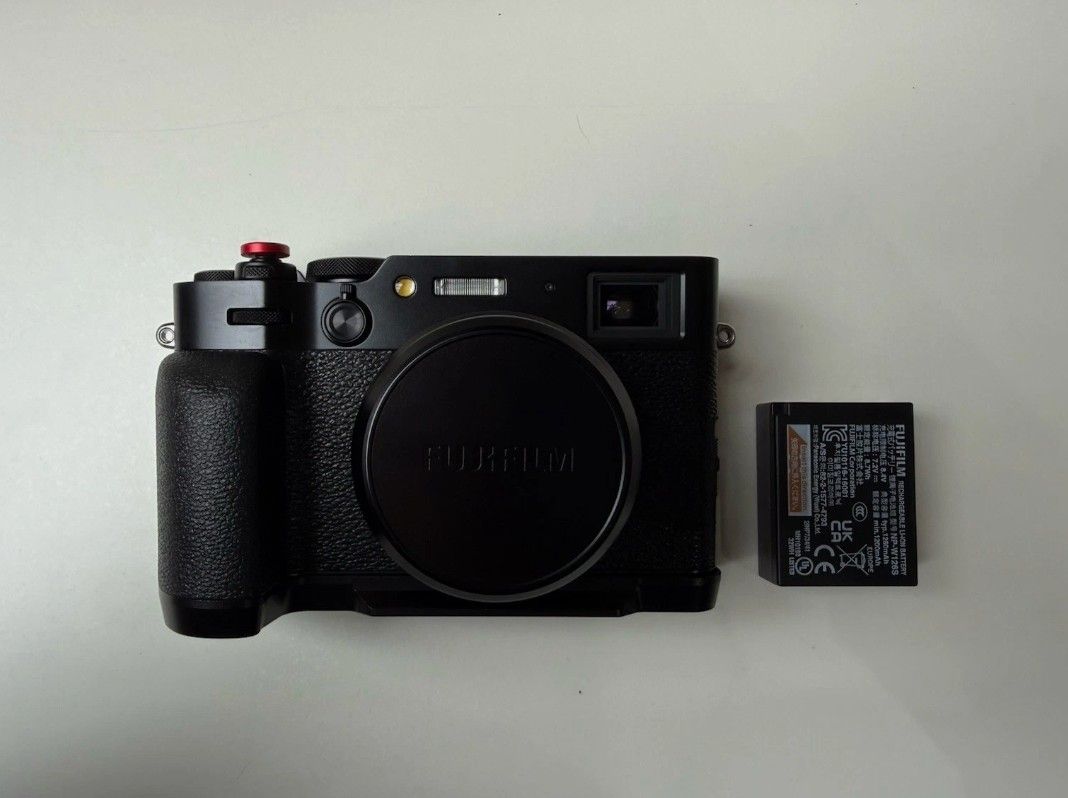 Fujifilm X100VI Mirrorless Digital Camera 40.2MP Black - Brand New