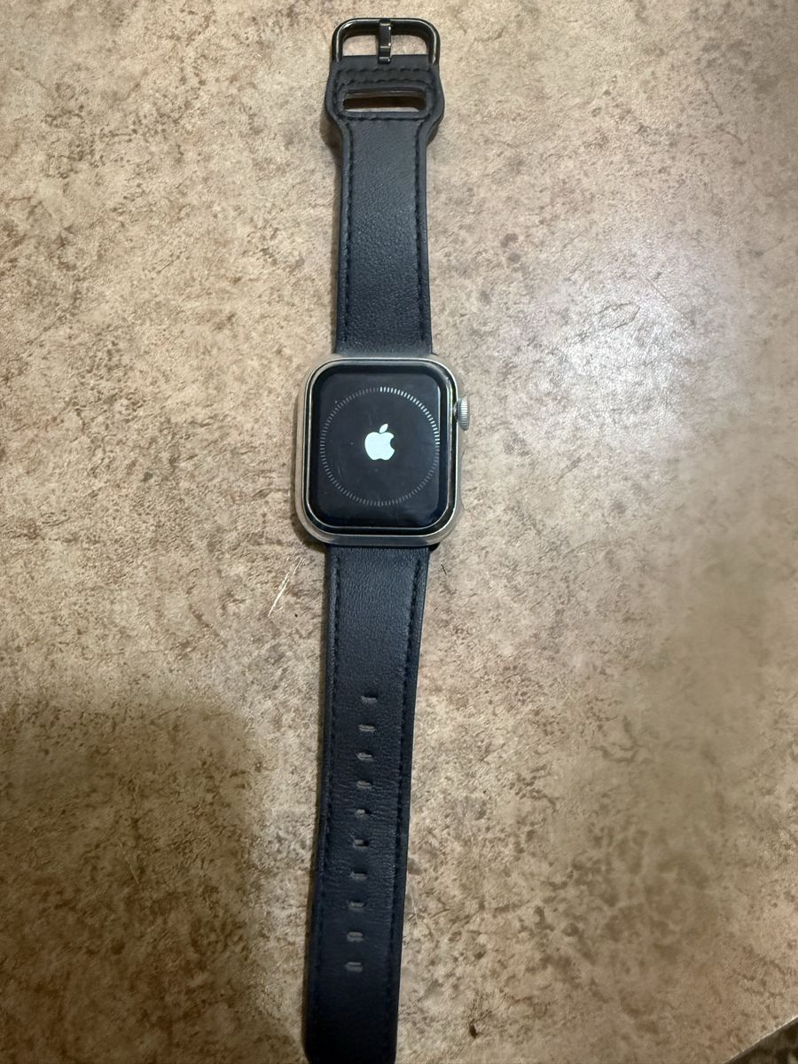 Apple Watch SE 40mm Silver Aluminum Case GPS + Cellular with Leather Band