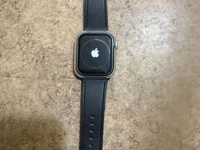 Apple Watch SE 40mm Silver Aluminum Case GPS + Cellular with Leather Band