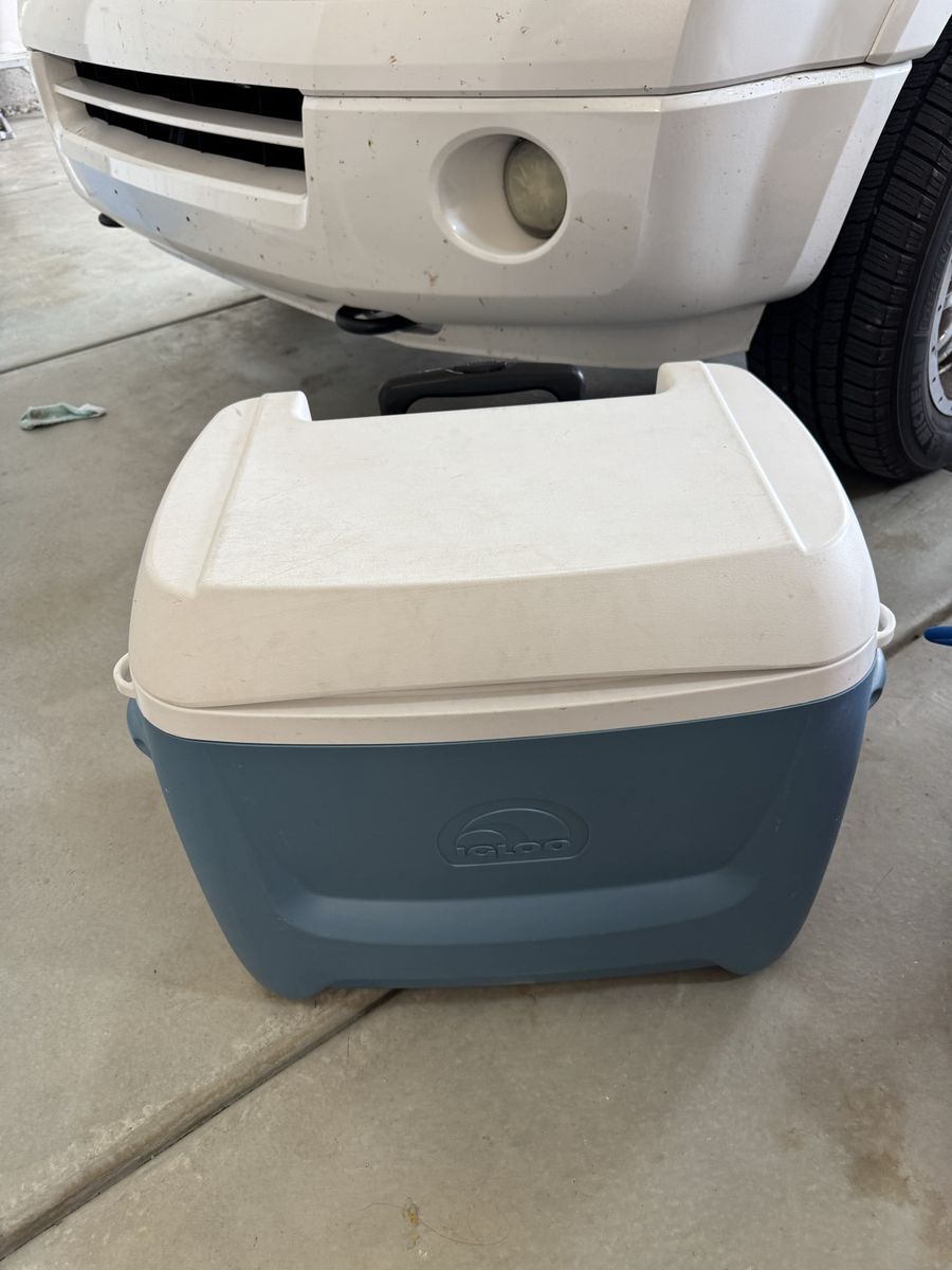Igloo Ice Chest with wheels 60 qt