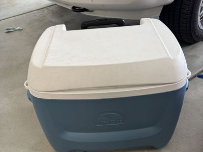 Igloo Ice Chest with wheels 60 qt