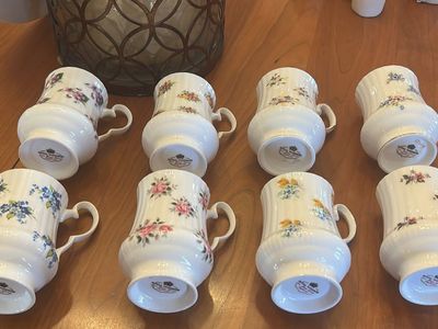 Set of -8- Royal Windsor Fine English Bone China Mugs
