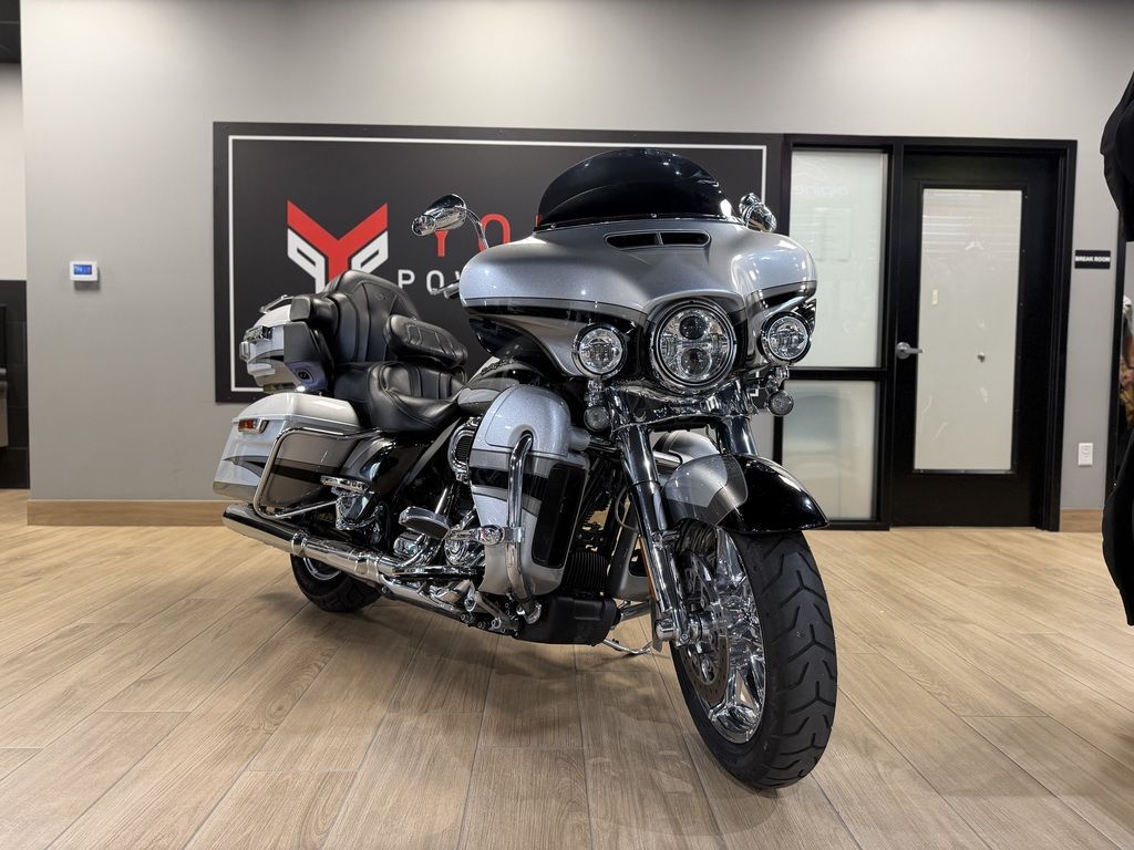 2017 Harley-Davidson® FLHTKSE - CVO™ Limited
