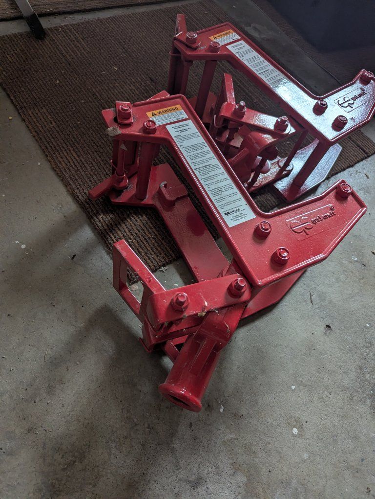Qual-Craft Scaffold Brackets - Red Heavy Duty Roof Brackets (Set of 2)