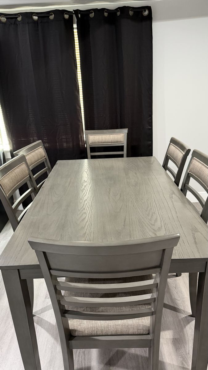 Dining Room Table & 6 Chairs Set