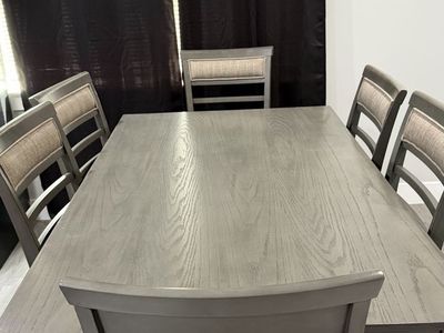 Dining Room Table & 6 Chairs Set