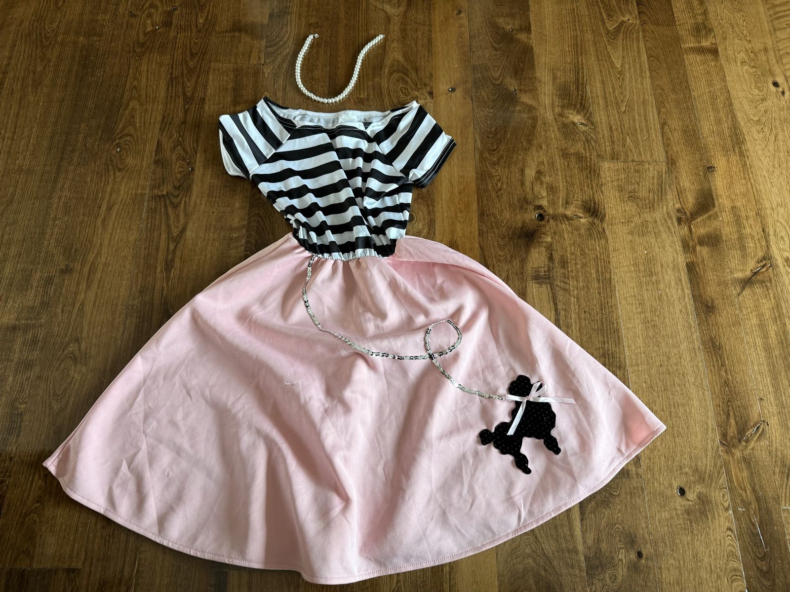 Girl’s 50’s costume poodle skirt size 10/12