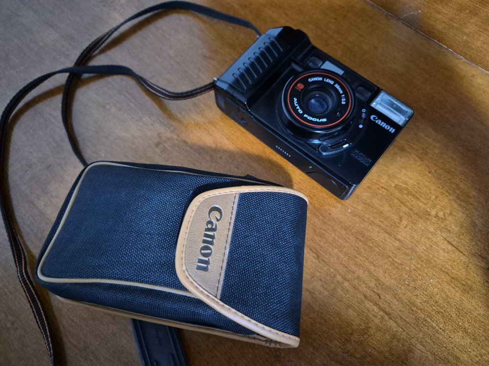 Canon Sure Shot AF35M II Autoboy 2 35mm Film Camera 38mm f/2.8 with Batteries & Carring Case included.