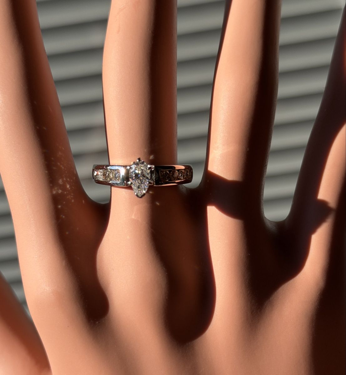 BLAZING 14k WHITE GOLD PEAR & FULL ROUND BRILLIANT CUT DIAMOND ENGAGEMENT RING! HEAVY 4.68 GRAMS! 1.55 TCW IN DIAMONDS!
