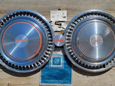 PA1 GMC Bright Wheel Covers w/NOS Insert