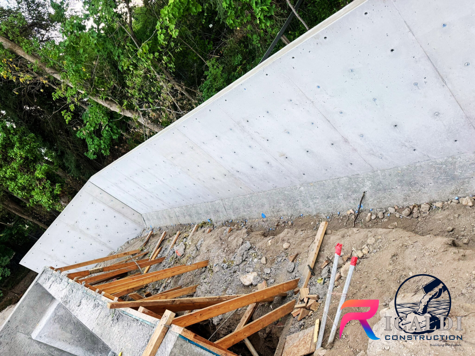 CONCRETE RETAINING WALL - CONCRETE WALL - SYMONS FORMS - FOOTING - FOUNDATION - BASEMENT - VERTICAL CONCRETE 