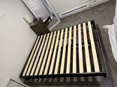 Modern Low-Profile Queen Bed Frame - Wooden Slats (Great Condition)