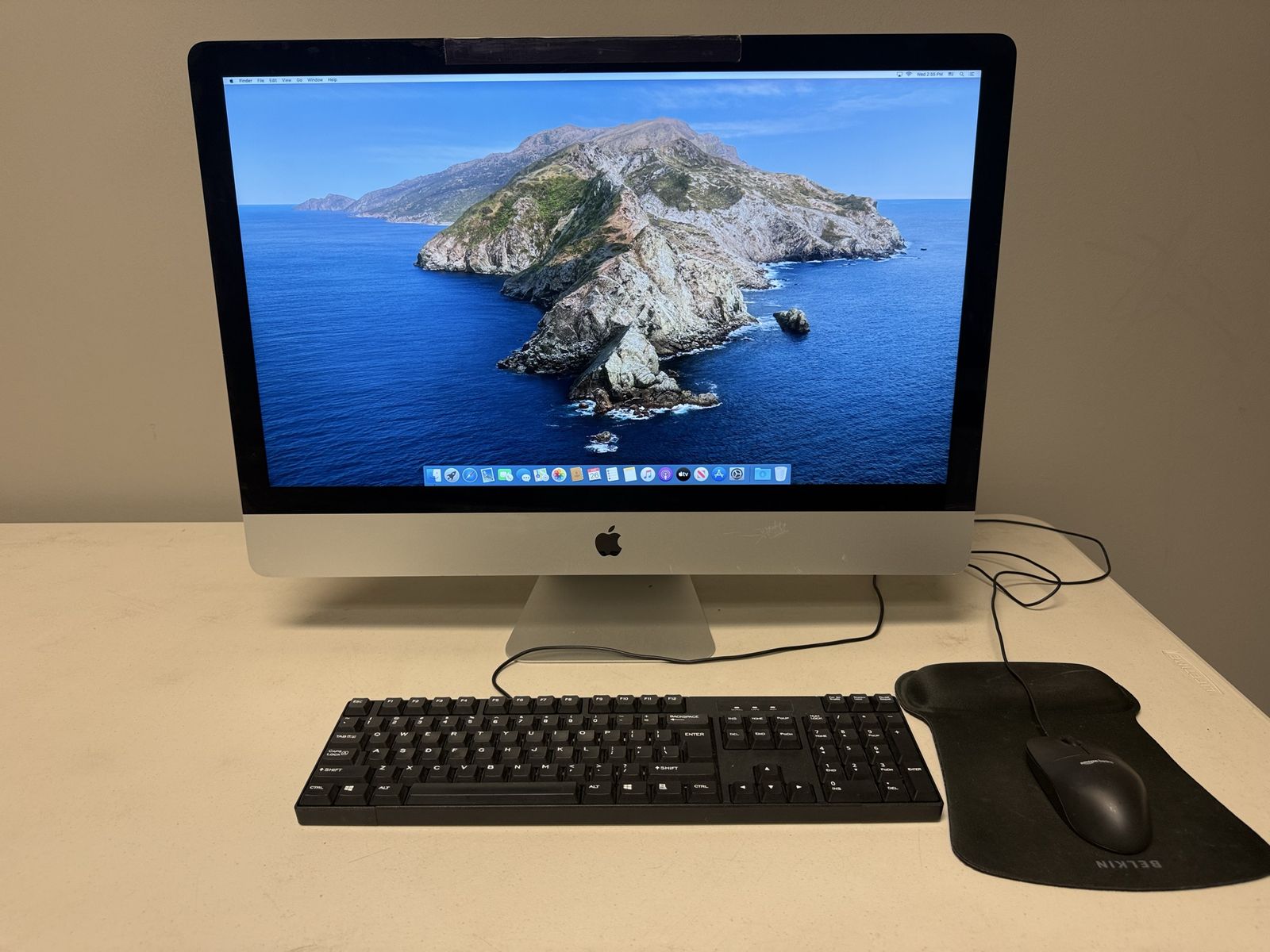 Apple iMac Desktop Computer with Keyboard and Mouse