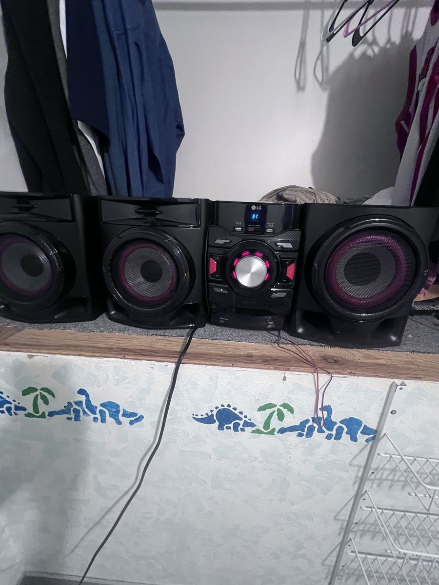 LG Mini Hi-Fi Stereo Shelf System with Speakers and Bluetooth