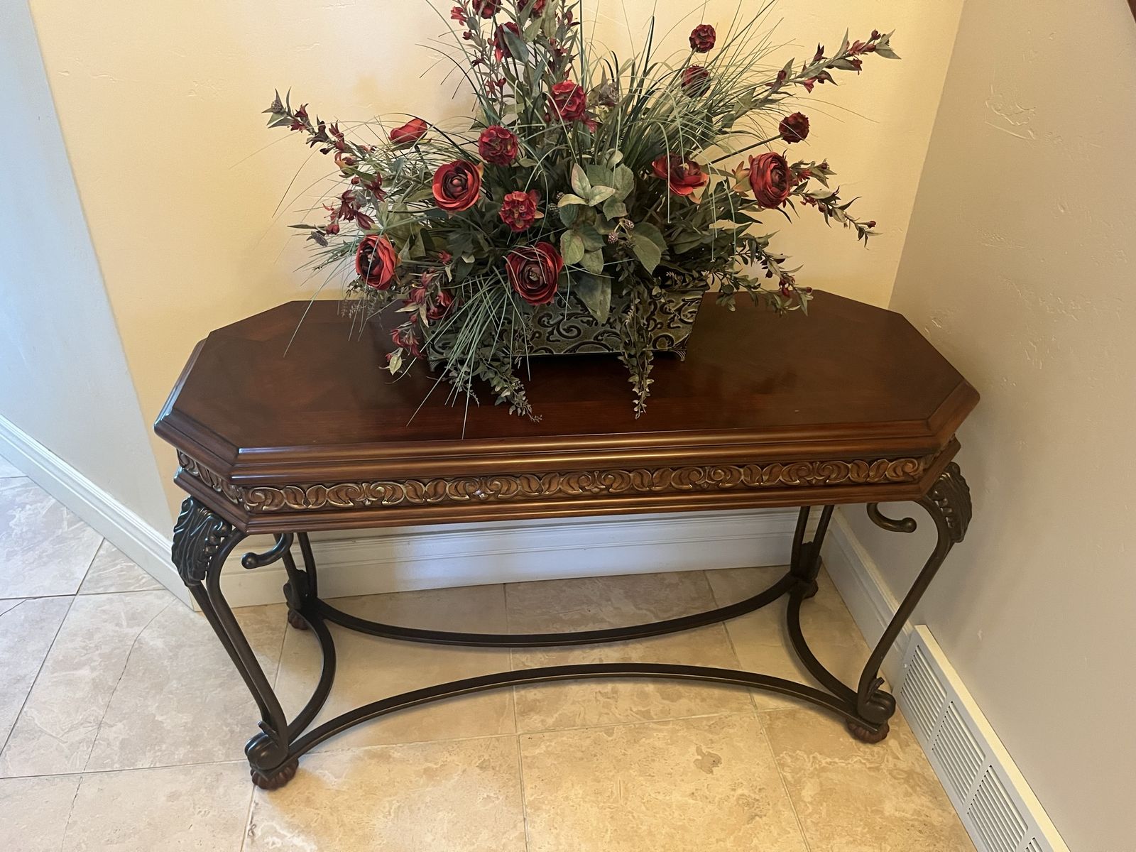 Beautiful solid wood entry table, 4' x 20" by 29 inches tall, check pictures for more details and description. Located in Sarato