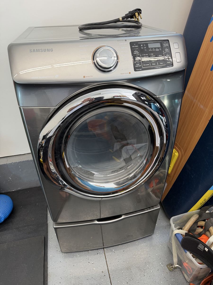 Samsung DV42H5200EP/A3 7.5 cu. ft. electric front-load dryer with Steam