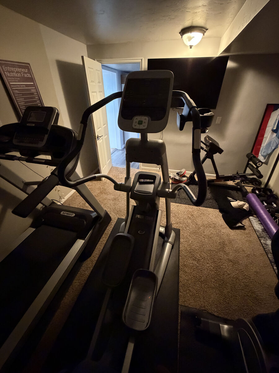 Exercise bike TRUE ES900