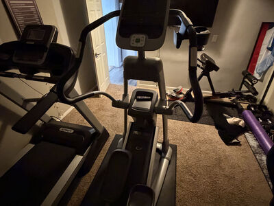 Exercise bike TRUE ES900