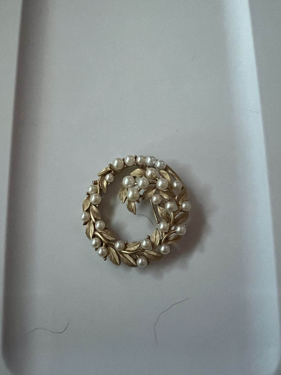 Vintage Gold Tone Faux Pearl Leaf Wreath Brooch Pin - Elegant, Classic Design