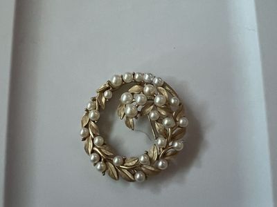 Vintage Gold Tone Faux Pearl Leaf Wreath Brooch Pin - Elegant, Classic Design
