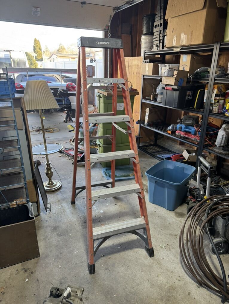 Husky Fiberglass Ladder 6'