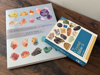 Crystal guide books
