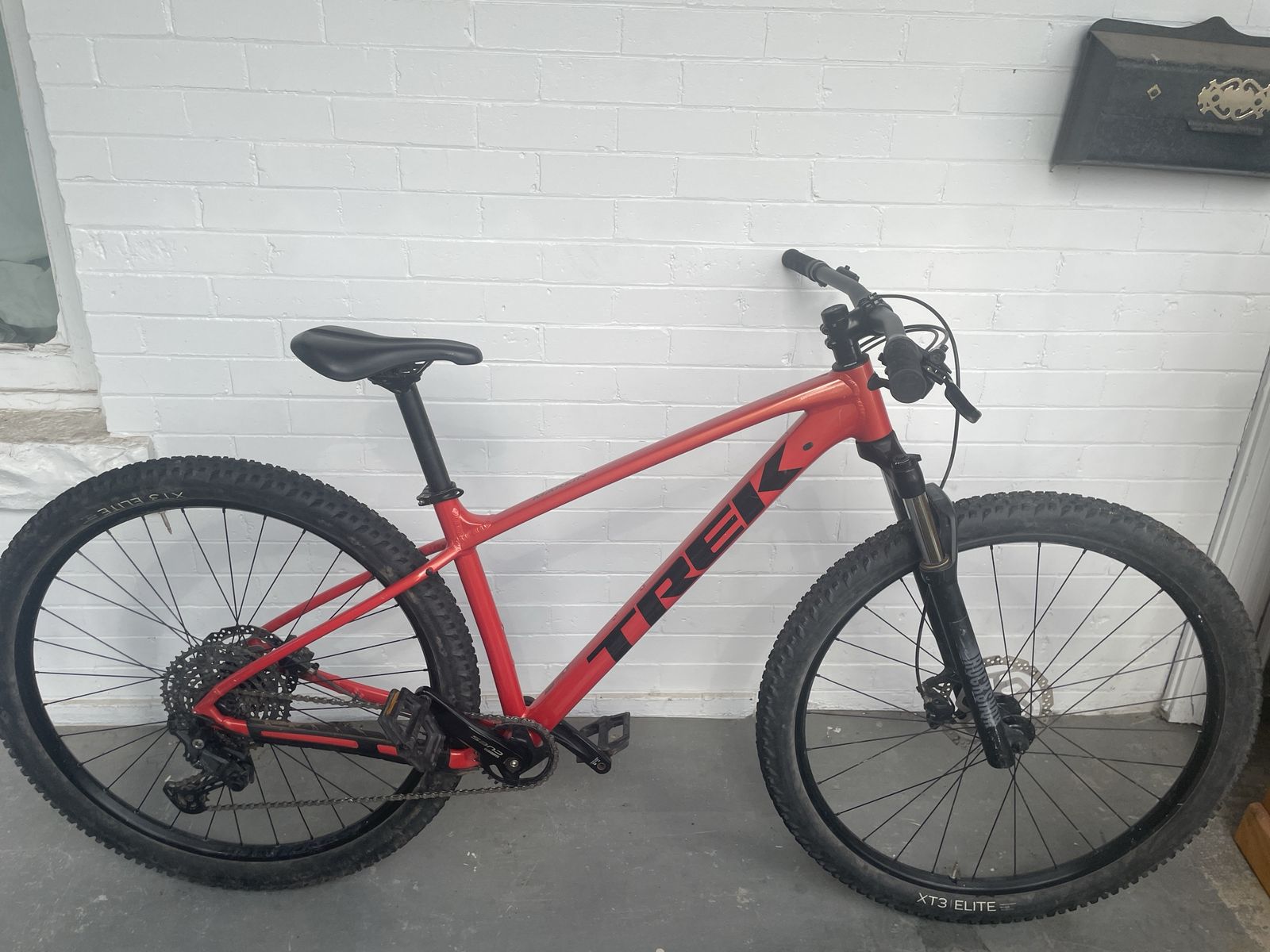 Trek Marlin 6 Medium Hardtail Mountain Bike - 29" Wheels, 10-Speed, 100mm Travel