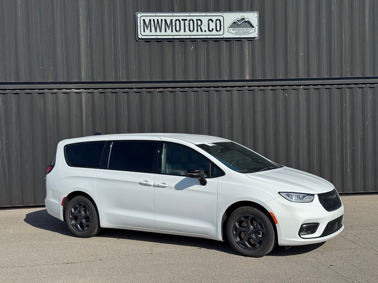 2024 Chrysler Pacifica Plug-In Hybrid S Appearance