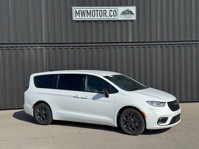 2024 Chrysler Pacifica Plug-In Hybrid S Appearance
